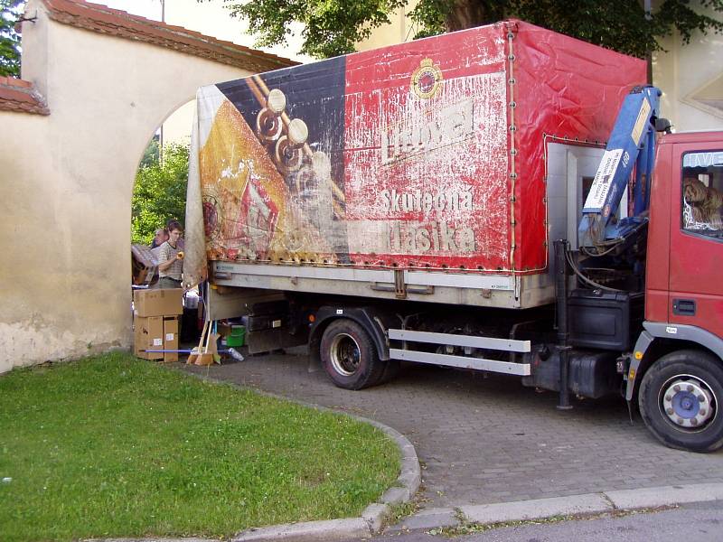 Nákladní auto s čisticími prostředky, nářadím a dalšími užitečnými věcmi pro úklid po velké vodě zamířilo v pondělí ráno z Moravského Krumlova do toho českého. Jde o výsledek sbírky, kterou v závěru týdne uspořádala radnice v Moravském Krumlově.