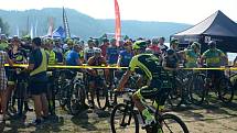 Už po třinácté vyrazily v sobotu desítky cyklistů na trasu Lahofer Cupu kolem Vranovské přehrady.