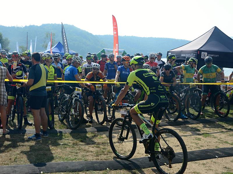 Už po třinácté vyrazily v sobotu desítky cyklistů na trasu Lahofer Cupu kolem Vranovské přehrady.