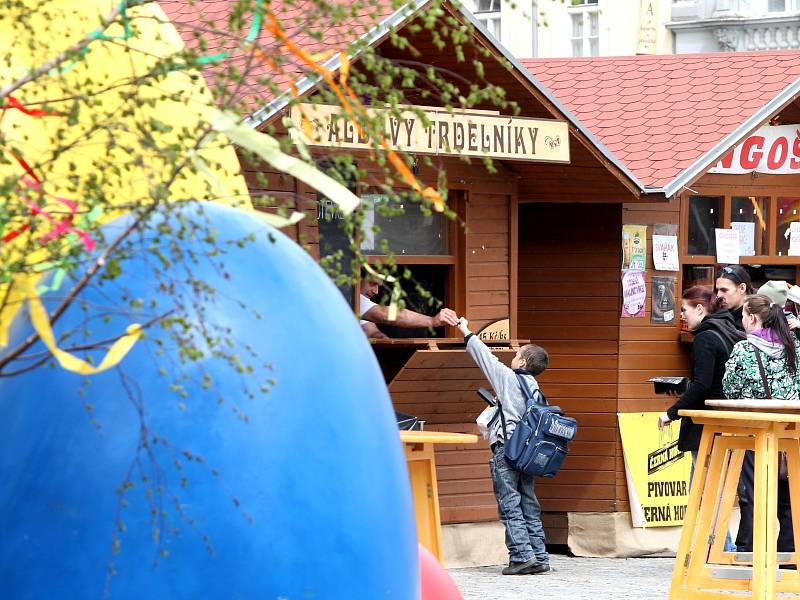 Blížící se Velikonoce připomíná i vyzdobené, žijící Horní náměstí ve Znojmě. Zaplnily ho stánky s pomlázkami, kraslicemi, ale také medovinou, trdelníky či uzeninami. Děti se mohou vydovádět na houpačkách.