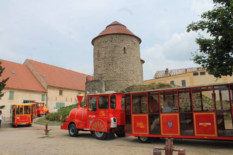 Okolí znojemské rotundy rozkvetlo.