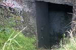 Malý bunkr u Šatova, takzvaný řopík, v němž v neděli uhořel bezdomovec.