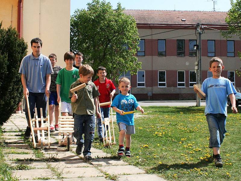 K tradičními velkopátečnímu hrkání se sešli v poledne i kluci ve Vrbovci.