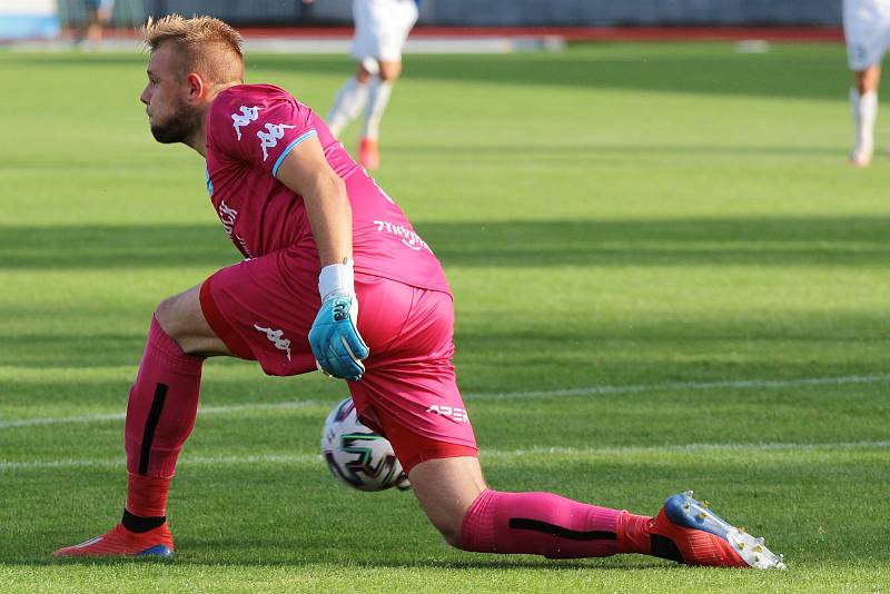 Brankář Jiří Koukal dostal angažmá ve vyšších soutěží na Slovensku i v Česku. Klub 1. SC proto opouští.