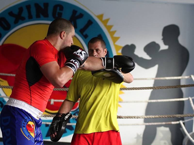 Boxer supertěžké váhy Dominik Musil se připravuje ve znojemské boxárně v areálu zimního stadionu pod vedením trenéra Miroslava Jánského.