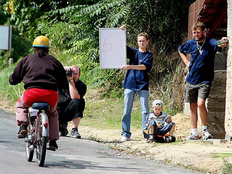 Sraz majitelů mopedů Stadion a vyjížďka po Znojemsku.