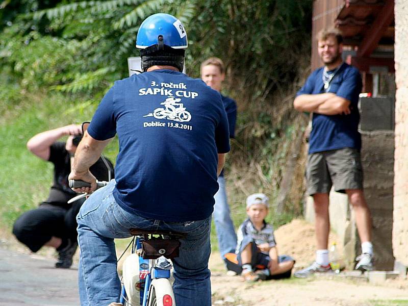 Sraz majitelů mopedů Stadion a vyjížďka po Znojemsku.