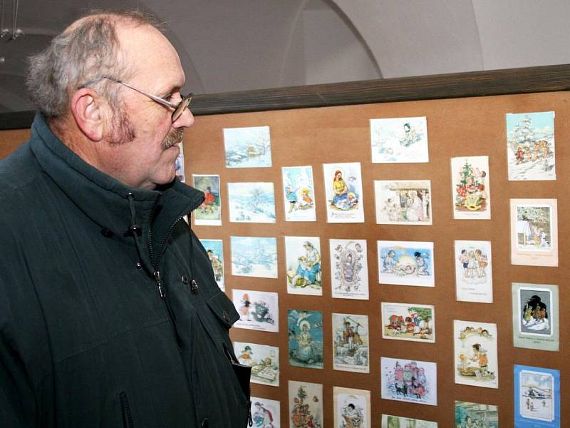 V kostele Nanebevzetí panny Marie ve Znojmě - Louce vystavují stovky betlémů a vánočních pohlednic.
