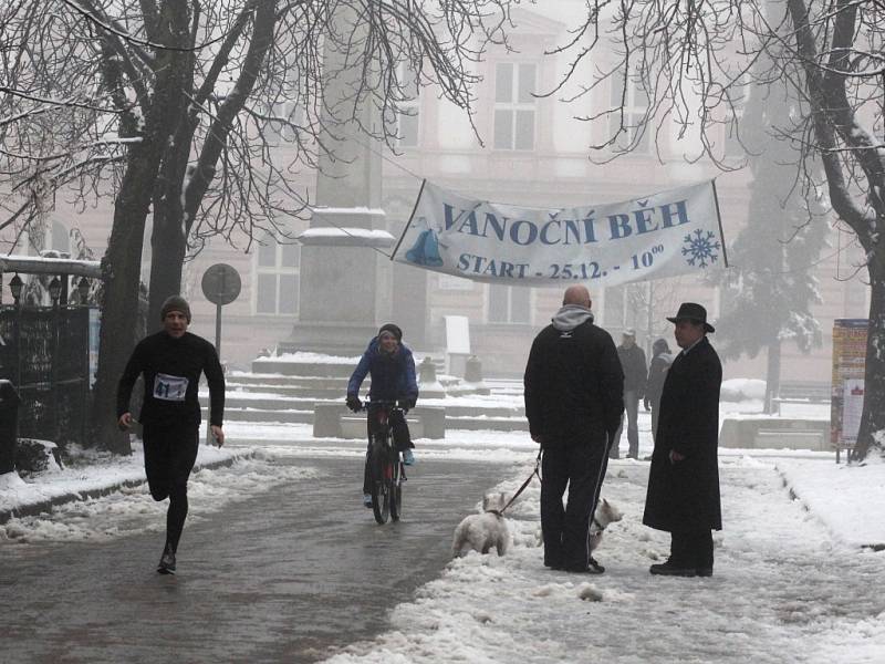 Sto čtrnáct běžců se sešlo na startu dvaatřicátého ročníku Vánočního běhu Elektrokovu, který je zařazen do seriálu závodů Znojemského běžeckého poháru a měří 10 580 metrů. 