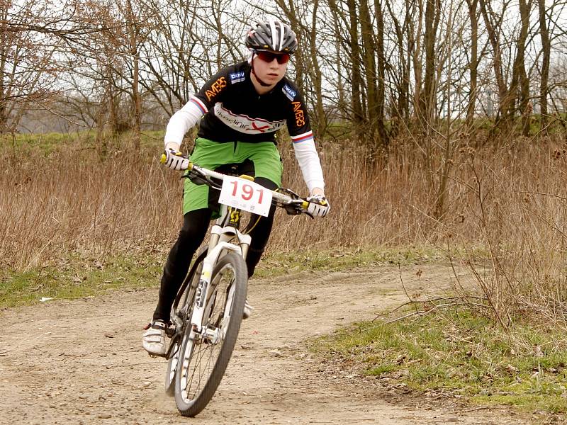 Cyklisté zahájili letošní sezonu. Tradičně na Hrušovansku a na setkání Primavera bike. O medaile nešlo, důležité bylo setkat se a společně vyrazit. Sezonu symbolicky zahájil výstřelem ze startovací pistole vítěz Závodu míru z roku 1964 Jan Smolík.