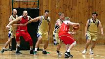 Znojemští basketbalisté (v červeném) porazili Spartak Hluk 78:43.