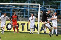 Fotbalisté Tasovic (v bílém) brali poslední červencovou sobotu výhru 3:1 v předkole MOL Cupu na hřišti Břeclavi.