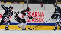 Play off Znojmo vs Benátky, 1. zápas. Jiří Beroun se snaží uniknout dvoji hráčů Benátek