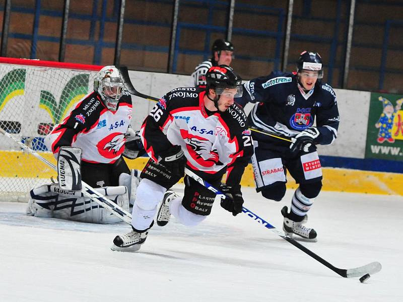 Play off Znojmo vs Benátky, 1. zápas.  Lubomír Štrach vyváží puk z obraného pásma