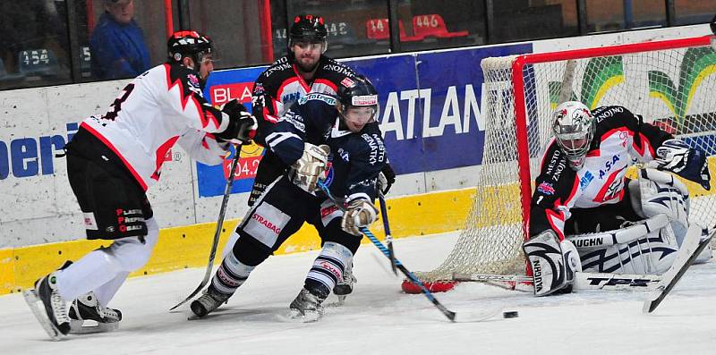 Play off Znojmo vs Benátky, 1. zápas. Zleva domácí Štrach, Kolafa a gólman Horčička