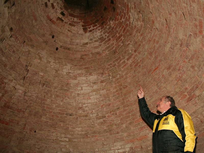 Téměř  padesát metrů dlouhý božický vinný sklep z osmnáctého století. Na fotografiích si sklep prohlížejí starosta Miroslav Klíč a místostarosta Zdeněk Čurda (s pokrývkou hlavy).   