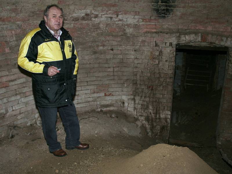 Téměř  padesát metrů dlouhý božický vinný sklep z osmnáctého století. Na fotografiích si sklep prohlížejí starosta Miroslav Klíč a místostarosta Zdeněk Čurda (s pokrývkou hlavy).   