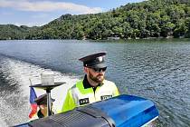 Policisté kontrolovali lodivody ve vlnách Dyje na vranovské přehradě.