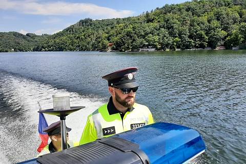 Policisté na vranovské přehradě. Ilustrační foto. 