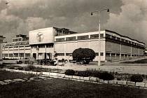 Na snímku z roku 1958 je dnes již neexistující konzervárenský podnik Fruta, která až do roku 2002 vyráběla známé sterilované okurky.