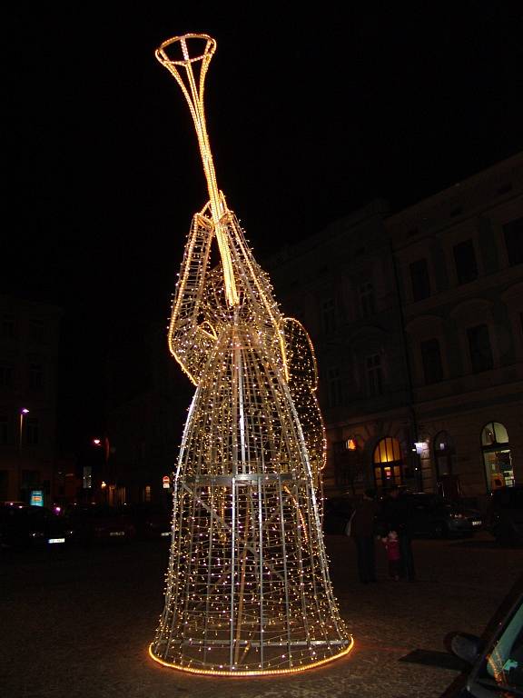 Asi stovka lidí dorazila na Horní náměstí ve Znojmě na akci Česko zpívá koledy, kterou pořádaly Deníky Rovnost na řadě míst země. Koledy zazpívalo na pódiu asi dvacet členů Pěveckého sdružení Vítězslav Novák spolu se členy redakce Znojemského deníku. 