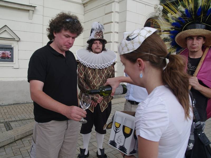 Slavnostním průvodem a karnevalovým posezením na Masarykově náměstí začal v pátek ve Znojmě devátý ročník Hudebního festivalu Znojmo.