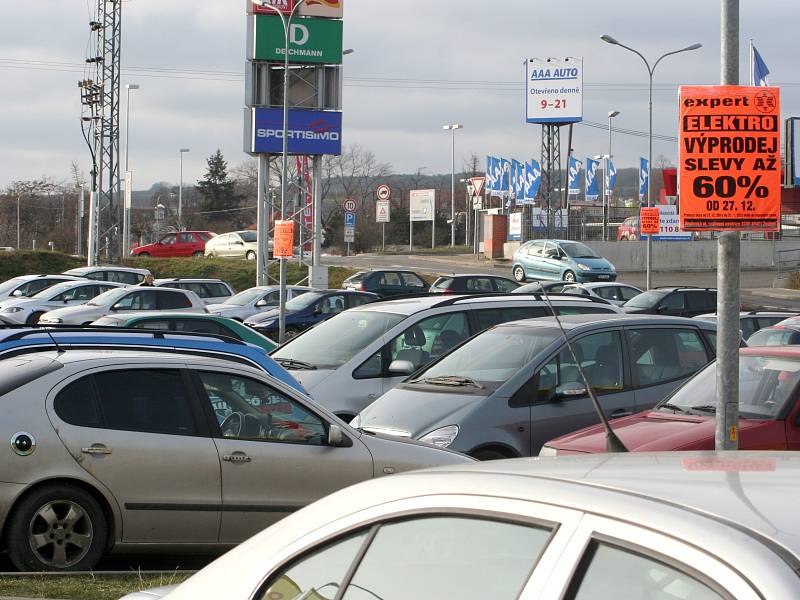 Především obchodní řetězce už lákají na povánoční slevy ve Znojmě.