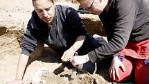 V zásobní jámě v půdě na trase budoucího obchvatu Znojma nalezli archeologové během měsíce již druhou kostru. Skelet patrně patřil ženě a je z doby asi 2200 let před naším letopočtem.