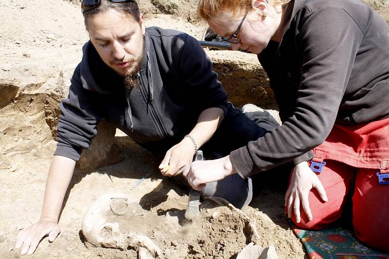 V zásobní jámě v půdě na trase budoucího obchvatu Znojma nalezli archeologové během měsíce již druhou kostru. Skelet patrně patřil ženě a je z doby asi 2200 let před naším letopočtem.