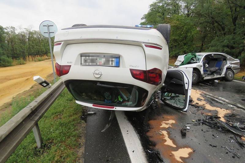 Na silnici I/53 za Lechovicemi u Čejkovic se srazila dvě osobní auta a autobus.