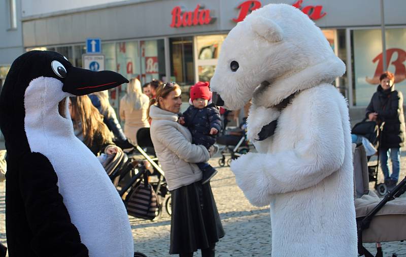 Ukončení provozu na kluzišti v centru města spojilo Znojmo s dětským karnevalem na bruslích.