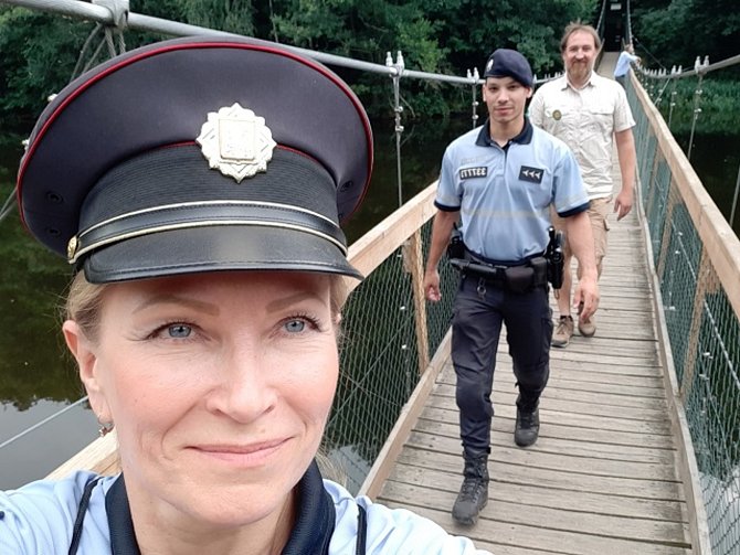 Na řadě turisticky vyhledávaných míst jsou v těchto dnech k vidění společně se strážci z Národního parku Podyjí i policisté.