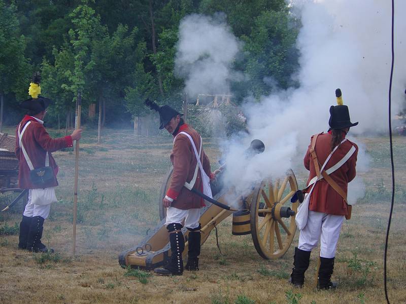 Na tři sta příznivců vojenské historie v rakouských a francouzských uniformách předvedlo ukázky z napoleonské bitvy u Znojma v roce 1809.