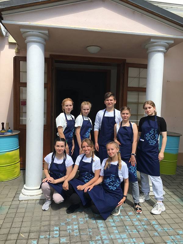 Dvaadvacet žen z Ukrajiny našlo práci v restauraci Buď Laska ve Vranově nad Dyjí. Zaměstnali je Lidi z Baru.