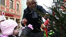 Děti ozdobily stromečky na Obrokové ulici ve Znojmě.