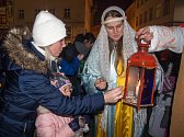 Ve Znojmě tradičně přivítali betlémské světlo v předvečer Štědrého dne.
