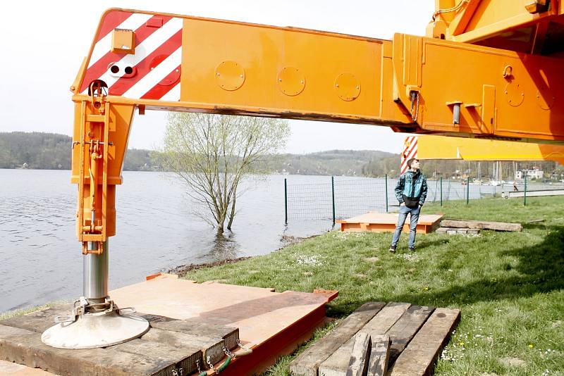 Nevšední podívanou si nenechaly ujít stovky lidí v pátek 15. dubna. Na vodu vranovské přehrady dosedla nekvětší loď na Moravě. Šedesátitunový Poseidon.