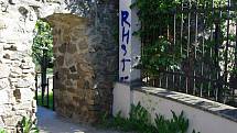 Zatím neznámí sprejeři načmárali nápisy na průchod znojemskými hradbami z náměstí Svobody ke kostelu sv. Michala.