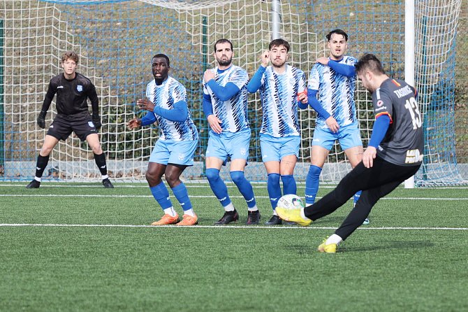 Znojemští fotbalisté (modří) nastoupí do jara se z poloviny obměněným kádrem. Všichni jeho hráči jsou, jak na podzim, původem z ciziny.