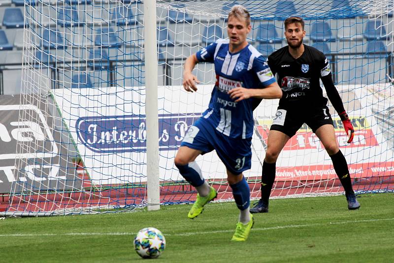 Znojemští fotbalisté (v modrém) prohráli v prvním kole MSFL sezony 2019/2020 s Velkým Meziříčím 0:1.