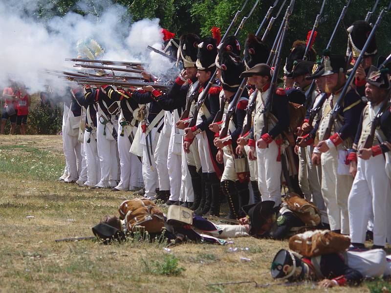 Na tři sta příznivců vojenské historie v rakouských a francouzských uniformách předvedlo ukázky z napoleonské bitvy u Znojma v roce 1809.