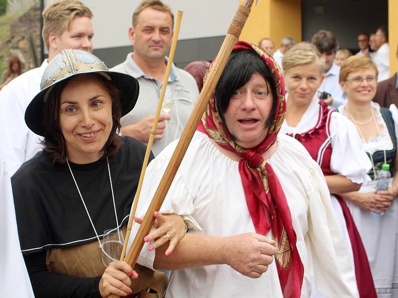 Slavnost Zarážení hory zažili v sobotu už potřetí obyvatelé Tasovic a pořáající Spolek vinařů svatého Klementa. Všude bylo plno vína, krojů a moravských písniček.