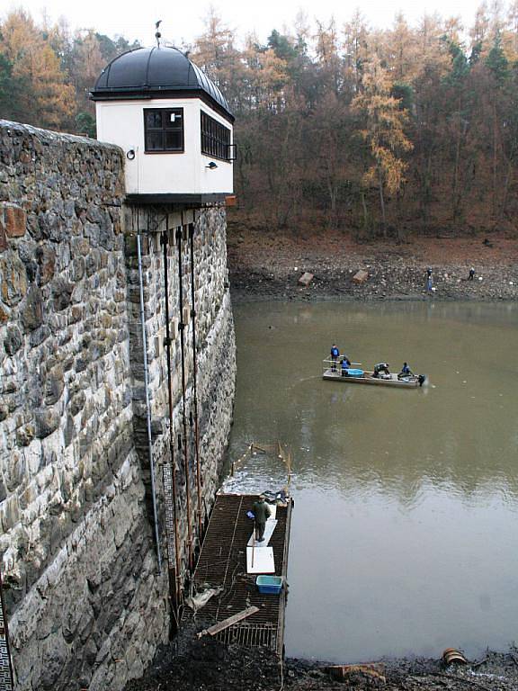 Kvůli čištění dna museli rybáři v Jevišovicích vylovit místní přehradu.