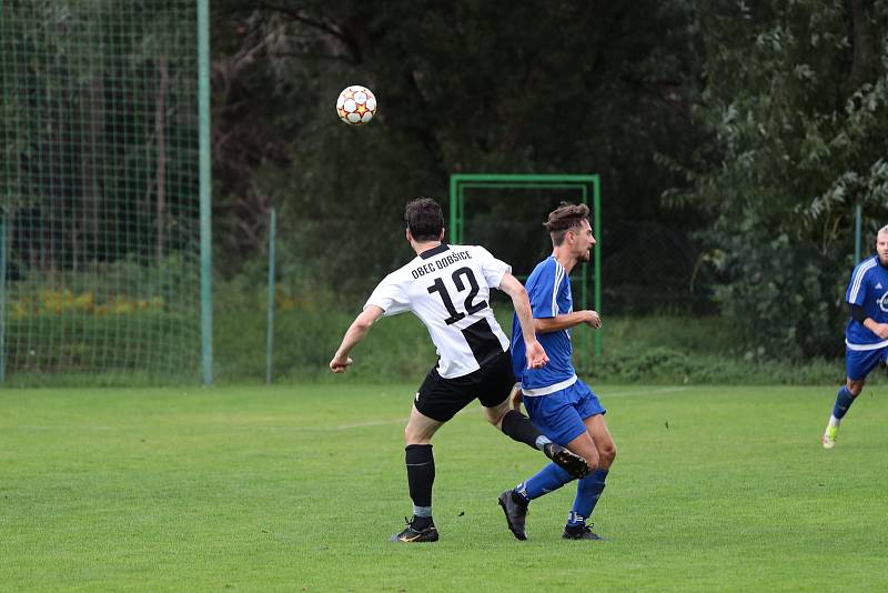 Fotbalisté Dobšic (bílí) přivítali v okresním derby 1. A třídy skupiny A  tým Moravského Krumlova, kterému podlehli 0:2.