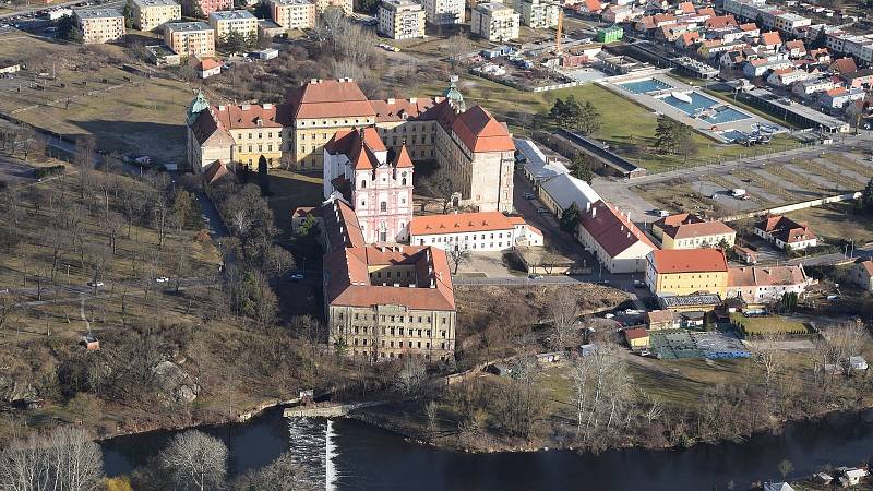 Pohled z předjarní oblohy na Loucký klášter, areál plovárny a staveniště krytého bazénu.