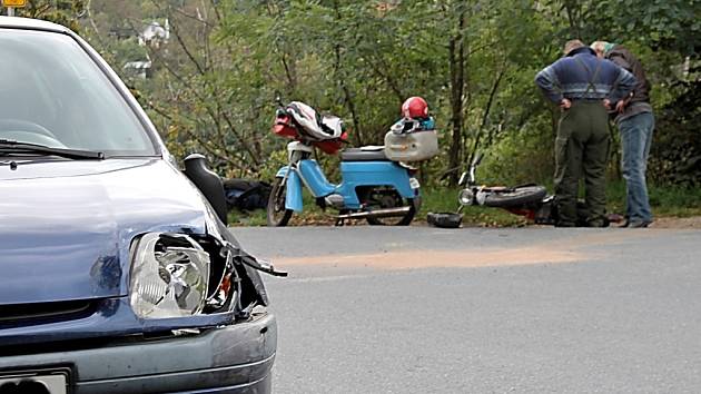 V úzkých serpentinách v Dyjské ulici ve Znojmě se srazil motocyklista s osobním autem.