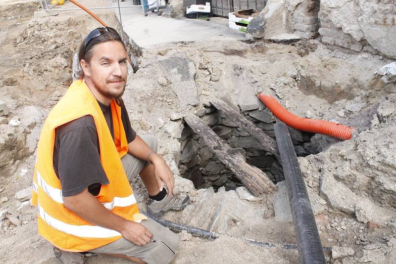 Středověkou studnu skrýval chodník nedaleko drogerie na Divišově náměstí. Archeologové nyní končí s průzkumem základů jezuitské koleje nedaleko budovy archivu.