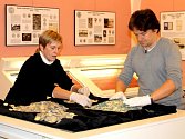 Jihomoravské muzeum ve Znojmě vystaví od 4. listopadu poklad nalezený v lednu letošního roku v poli u Hrušovan nad Jevišovkou.