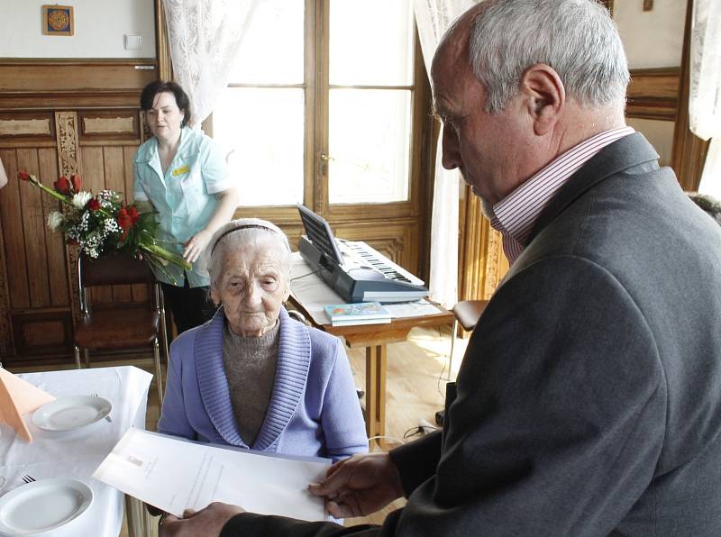 Obyvatelka Domova pro seniory v Jevišovicích Františka Medunová oslavila sté narozeniny. Popřát ji přišli starostové Jevišovic a Černína, vedení domova a řada dalších hostů.