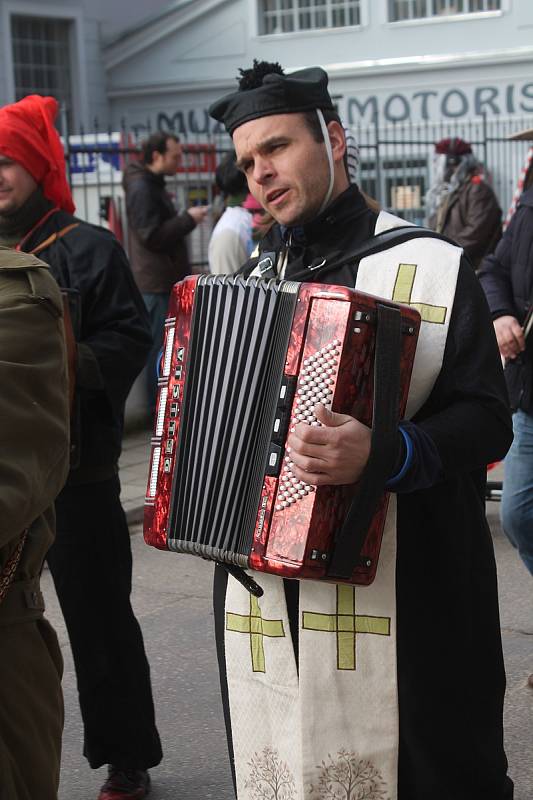 Masopustního veselí si užili i lidé z Koželužské ve Znojmě. Tradičně s několikadenním zpožděním.